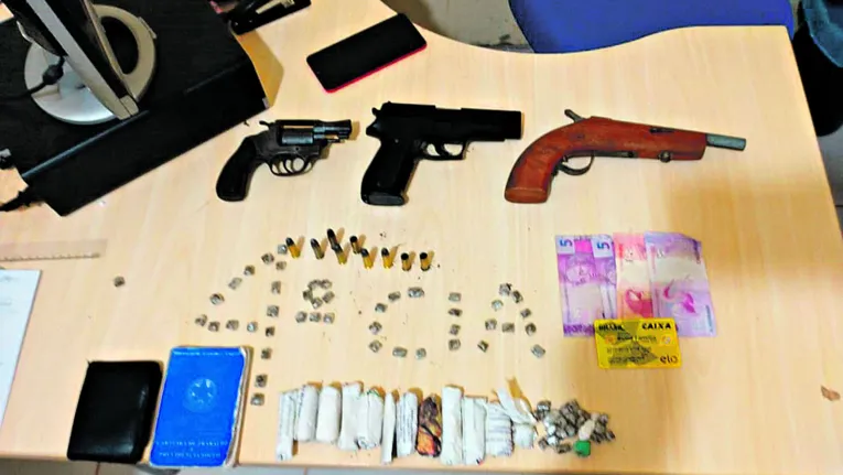 Armas, drogas, munições e dinheiro foram apreendidos