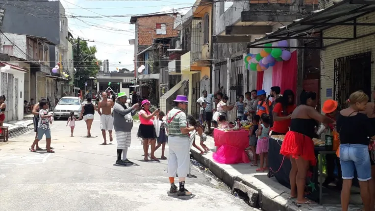 Moradores fazem coleta e promovem dia de alegria a crianças
de bairro de Belém 