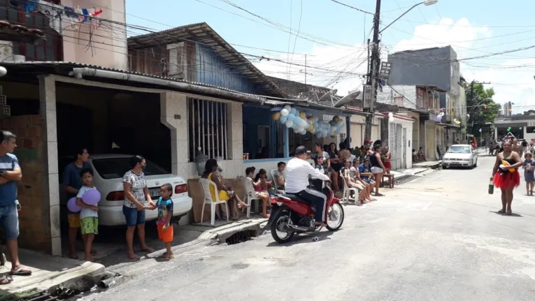 Moradores fazem coleta e promovem dia de alegria a crianças
de bairro de Belém 