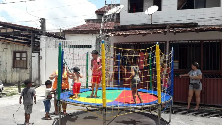 Moradores fazem coleta e promovem dia de alegria a crianças
de bairro de Belém 