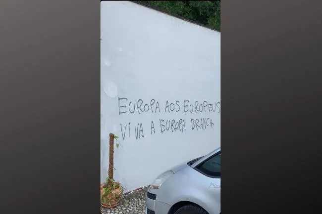 Universidade de Portugal é pichada com insultos racistas contra brasileiros