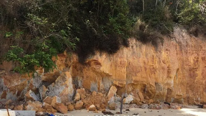 Restos da falésia que matou família desaba na Praia da Pipa 