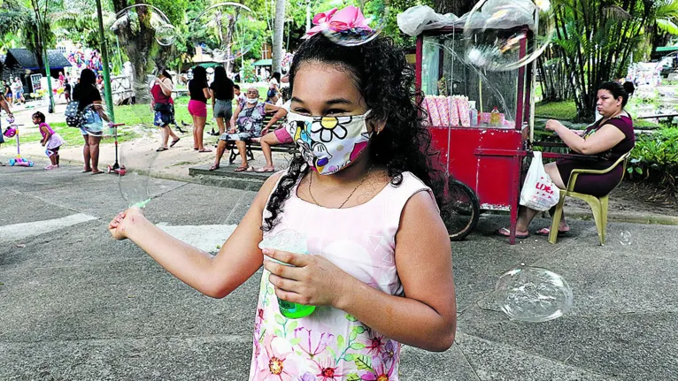 Famílias aproveitam feriado para levar crianças para brincar nas praças