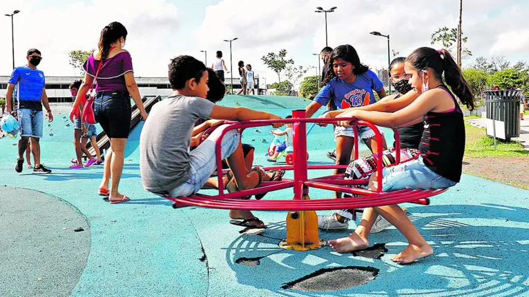 Famílias aproveitam feriado para levar crianças para brincar nas praças