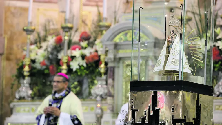 O bispo auxiliar, Dom Antônio, conduziu a missa, ao lado da imagem original