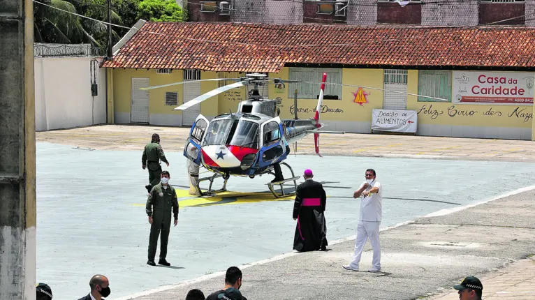 A imagem chegou, após sobrevoo de helicóptero, à Praça Santuário no final da manhã