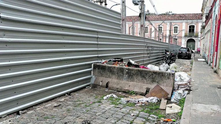O acúmulo de lixo é outro problema no centro histórico da capital paraense 