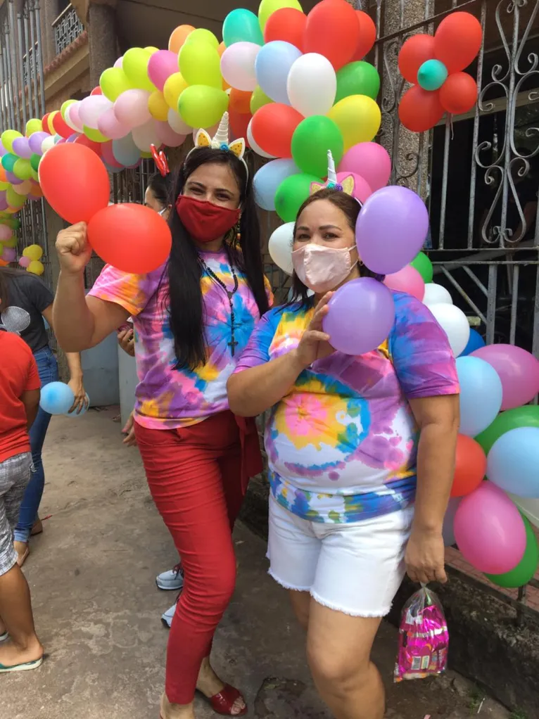 Professoras se fantasiaram de unicórnio para receber os alunos. 