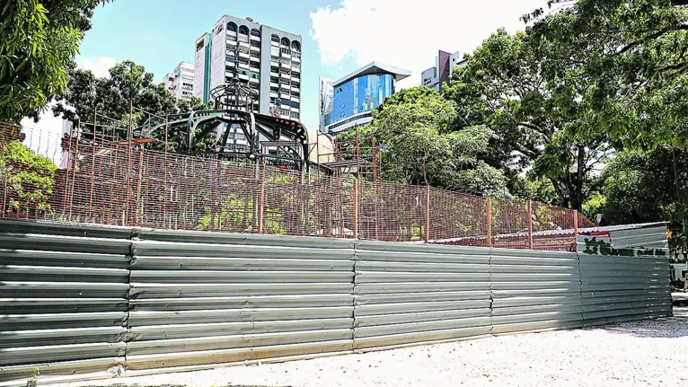 Na Praça Batista Campos, Waldemar Henrique ou da República, espaços estão quebrados ou com tapumes que indicam obras que não estão ocorrendo