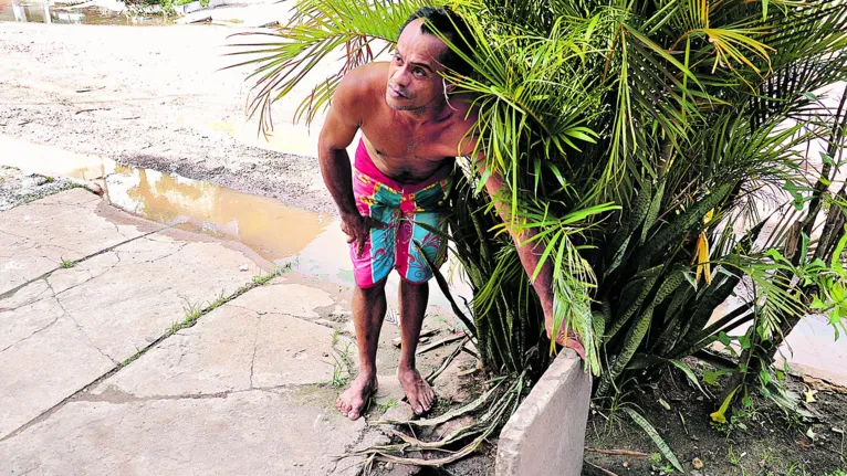 O morador Augusto Santos reclama que o bueiro enche e transborda quando chove