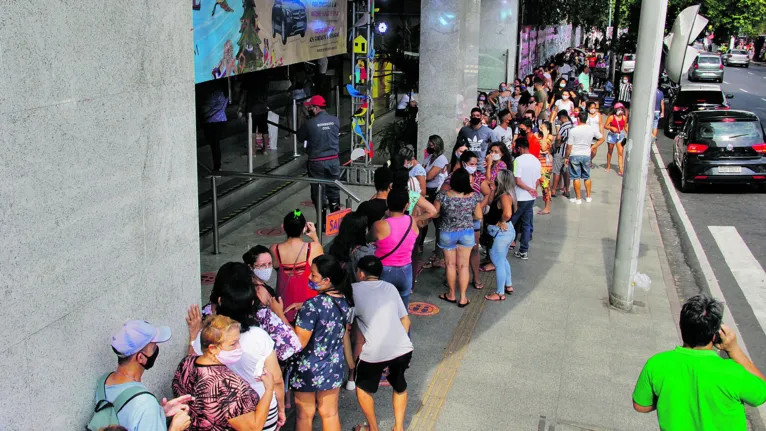 Houve filas em algumas lojas, por conta das promoções 