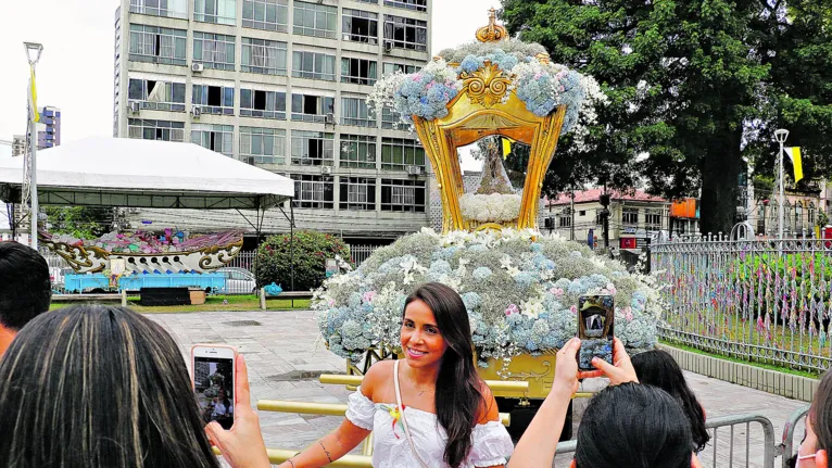 Na Praça Santuário, uma parada para fazer a foto com a imagem peregrina