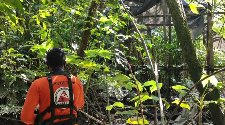 Na ocasião pertences pessoais da jovem foram encontrados na mata.