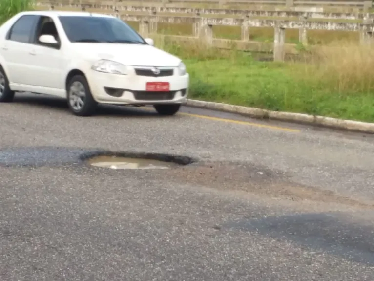 Crateras, perigo e estresse: buracos na avenida Centenário complicam vida de motoristas