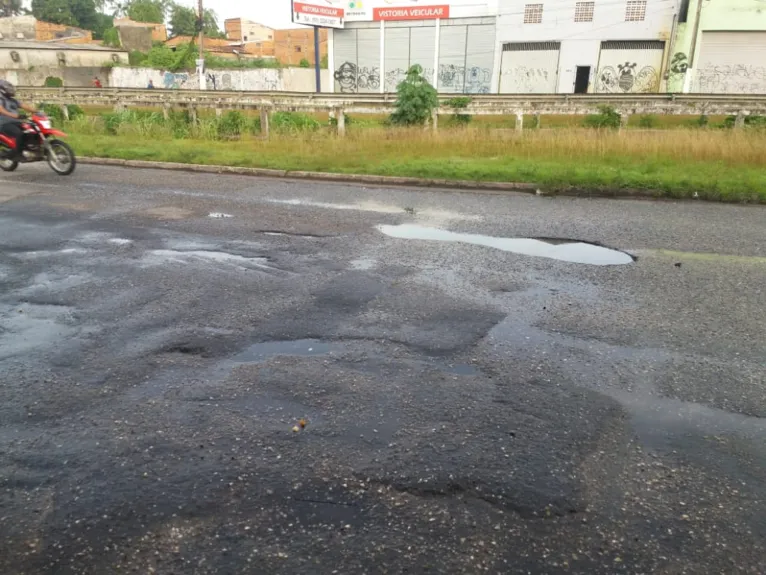 Crateras, perigo e estresse: buracos na avenida Centenário complicam vida de motoristas