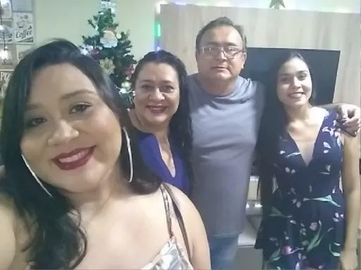 Alan ao lado das filhas, Laise e Mariana Nascimento, e da esposa Ediléa Oliveira.
