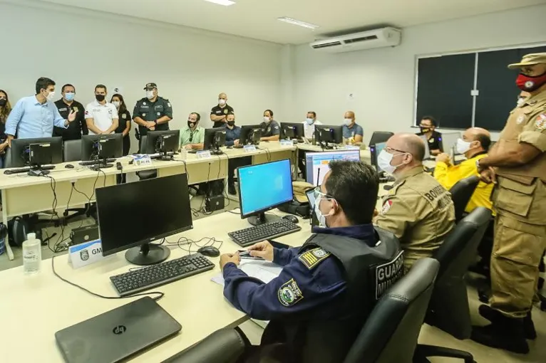 Helder Barbalho visita Centro Integrado de Comando em Belém
