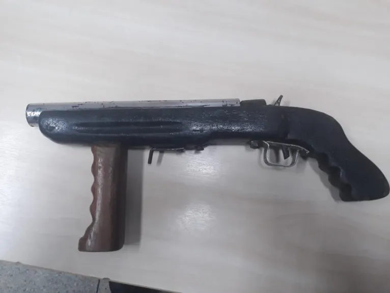 Arma usada na troca de tiros pelo criminoso. 