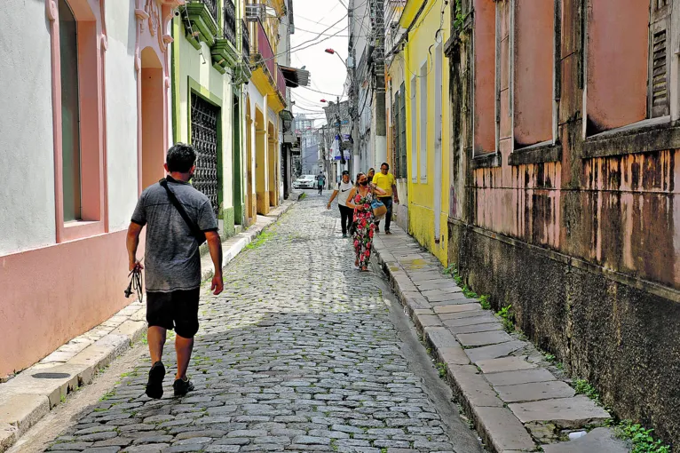 As ruas estreitas da Cidade Velha encantam pela beleza e história. 