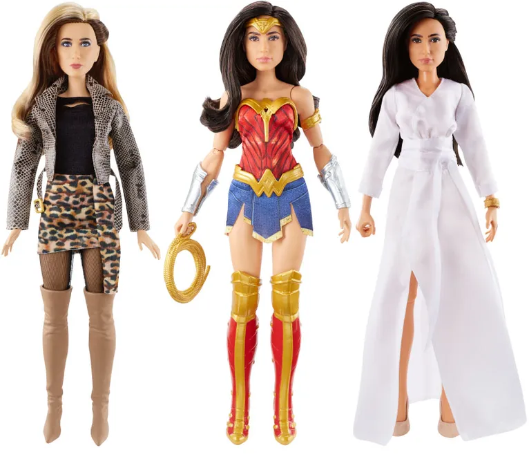 Boneca Cheetah a vilã da história, Mulher-Maravilha traje icônico da personagem com a tiara removível, botas, bracelete, cinto e o  icônico Laço da Verdade e Diana Prince usa um elegante vestido branco acetinado, sapatos nude e uma bracelete de ouro, igual ao filme.