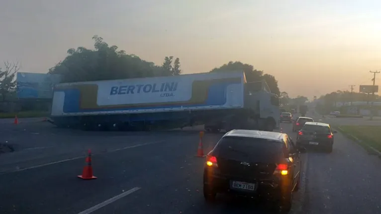 Uma carreta também tombou na rodovia, deixando o trânsito ainda mais complicado.