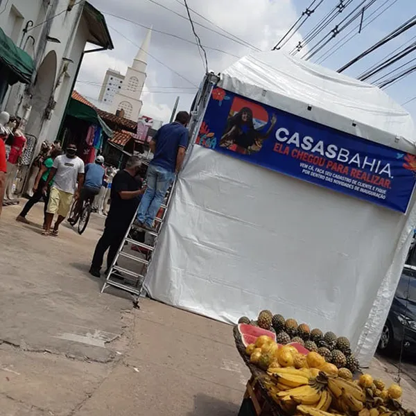 Instalações na calçada a mobilidade de quem trafega pelo local.