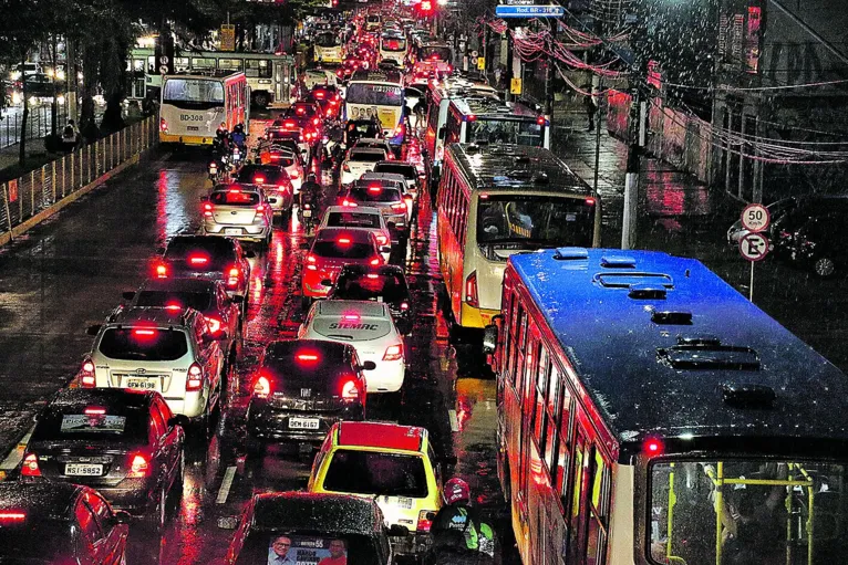 Engarrafamentos entraram pela noite nas principais vias, como a avenida Almirante Barroso