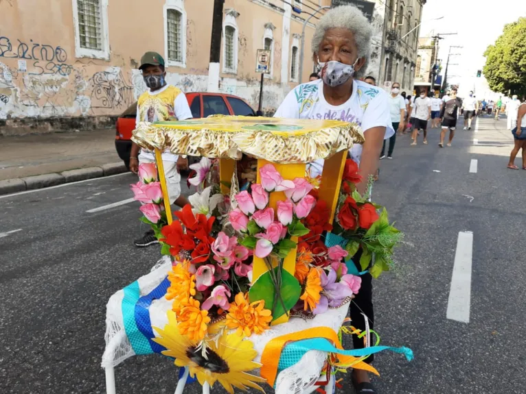 Fiéis cumprem promessas mesmo sem a tradicional procissão