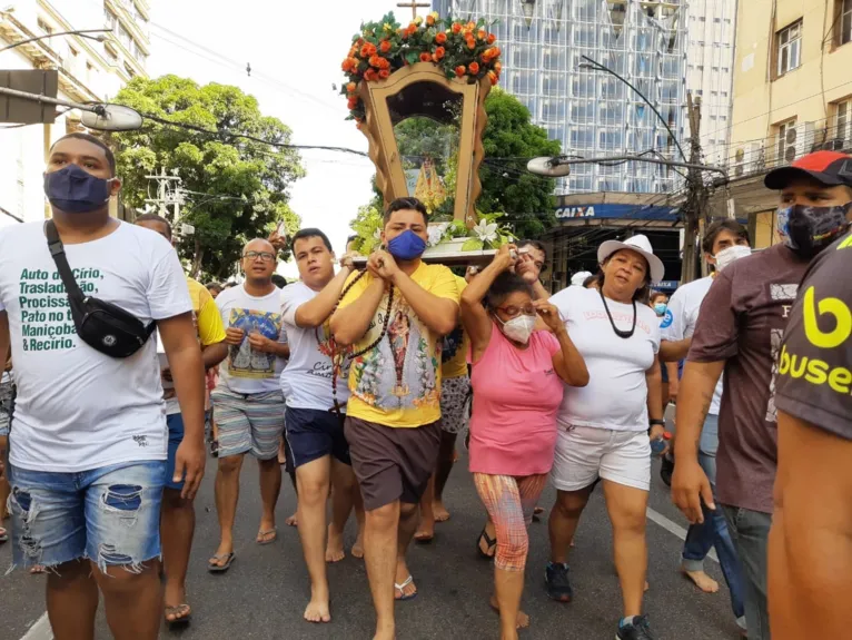 Fiéis cumprem promessas mesmo sem a tradicional procissão