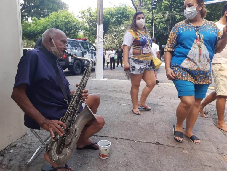 Fiéis cumprem promessas mesmo sem a tradicional procissão