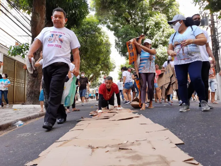 Fiéis cumprem promessas mesmo sem a tradicional procissão