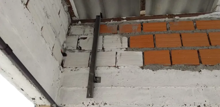 Uma atracação no concreto e na frecha ajudam a garantir estabilidade ao telhado