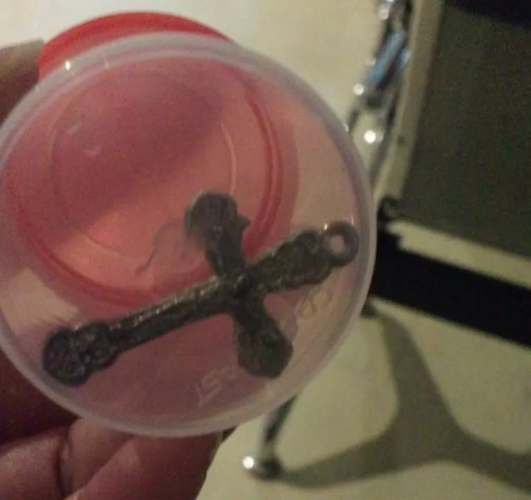 Crucifixo foi retirado após intervenção médica