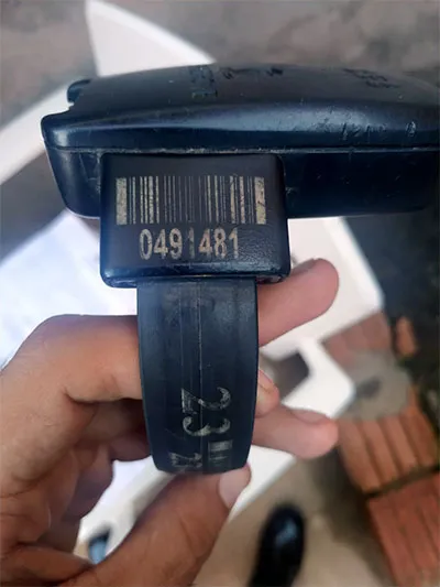 Tornozeleira eletrônica encontrada dentro da casa da vítima.