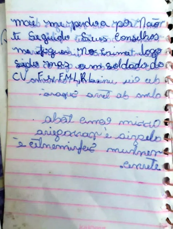 Anotação em caderno feito por vítima aponta suposto envolvimento com facção criminosa