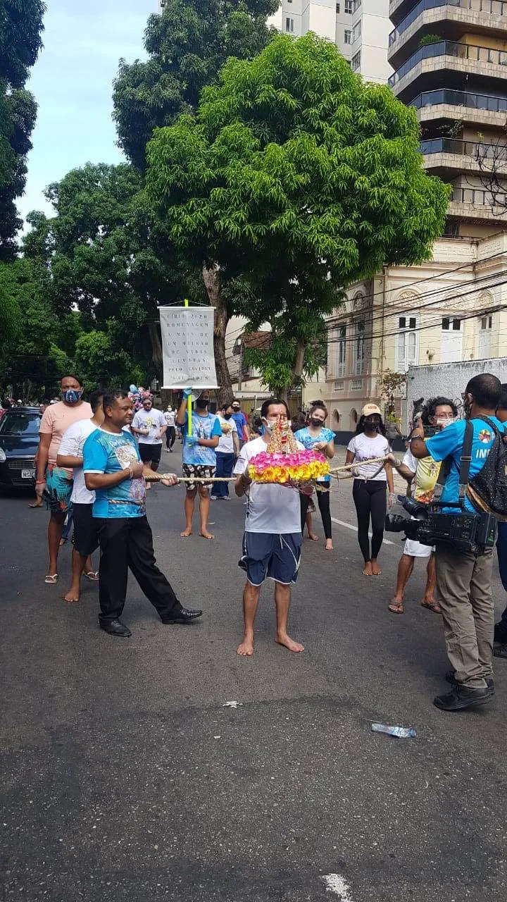Fiéis cumprem promessas mesmo sem a tradicional procissão