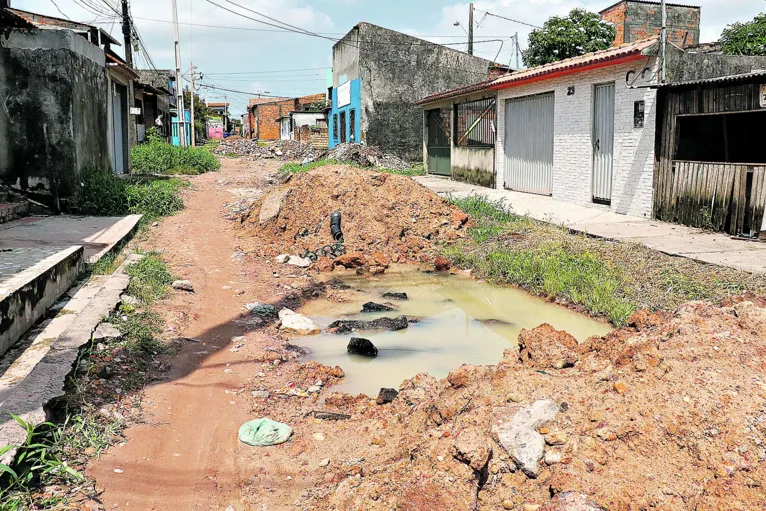 Moradores da Pratinha sofrem com falta de saneamento e pavimentação