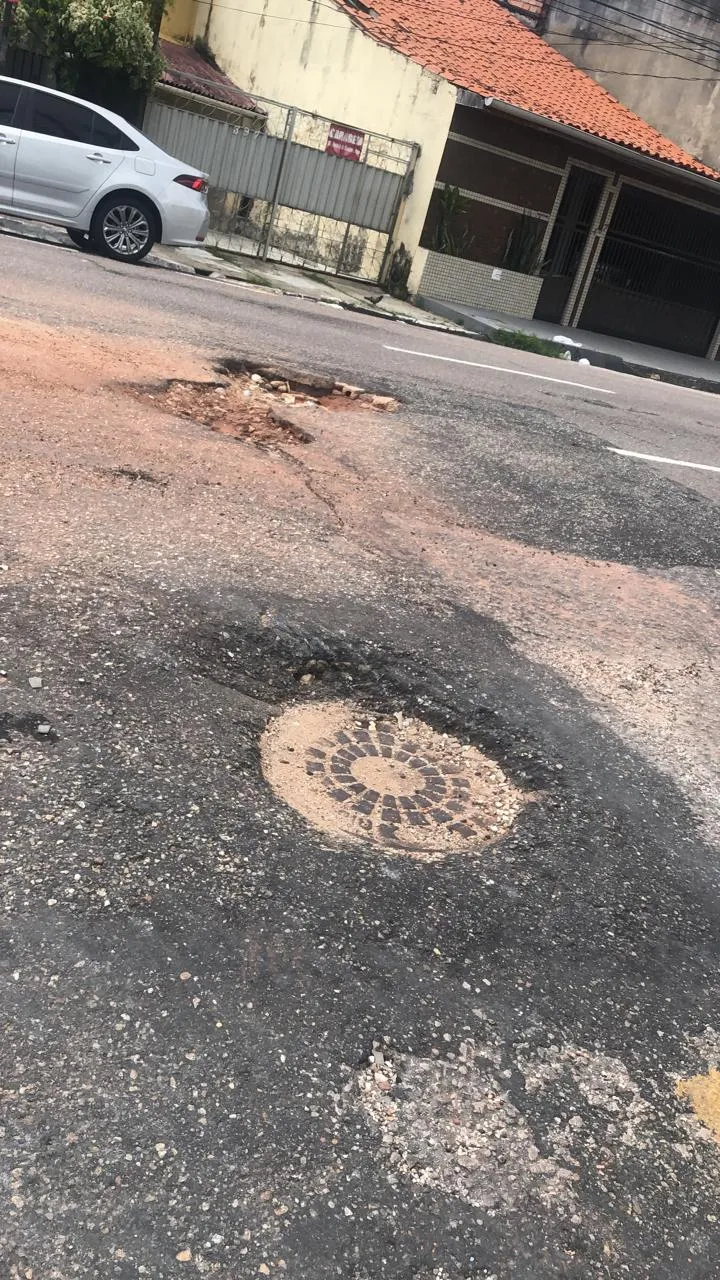 Buracos em rua colocam pedestres e motoristas em perigo em Belém