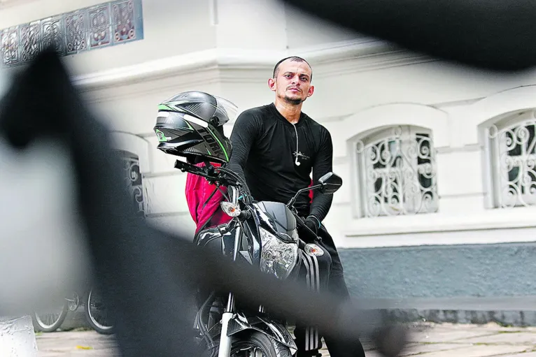 ”Aliás, o maior risco que a gente enfrenta é esse: sofrer acidente no trânsito”, Jhonathan Ataíde, entregador por APP