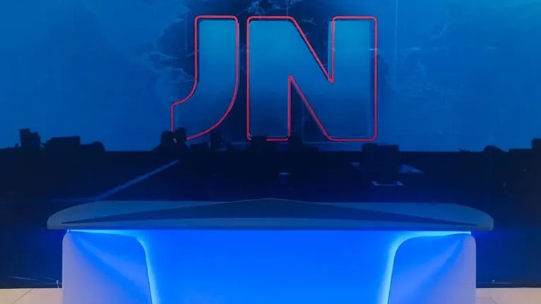 Apresentadora do Jornal Nacional anuncia ao vivo que enfrenta câncer de mama 