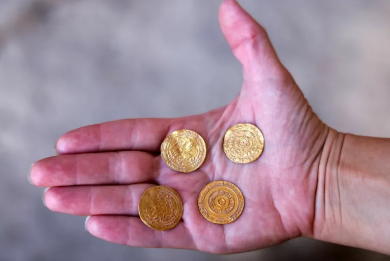Moedas de ouro de mil anos são desenterradas em Jerusalém; veja!