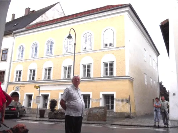 Uma fotografia dele, em frente à casa onde nasceu Adolf Hitler, em Braunau am Inn, na Áustria, ilustrou um texto no qual ele reclama de que "nem é permitido lembrar obras reconhecidamente positivas" de Hitler, citando como exemplo as rodovias construídas pelo regime nazista e os supostos 90% de aprovação popular de que o ditador gozaria.