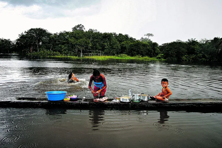 Da série “Benditas”, que abordava a vida doméstica das mulheres e crianças às margens do rio Guamá, finalista do 24° Concurso Latino-Americano de Fotografia Documental “Os Trabalhos e os Dias”.