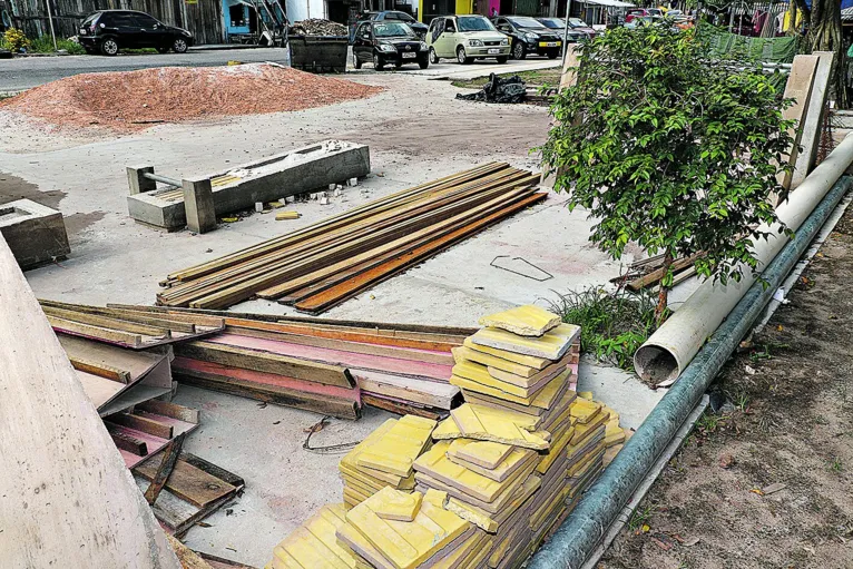 Os trabalhos começaram em julho, mas desde então a praça ainda não ficou pronta. 