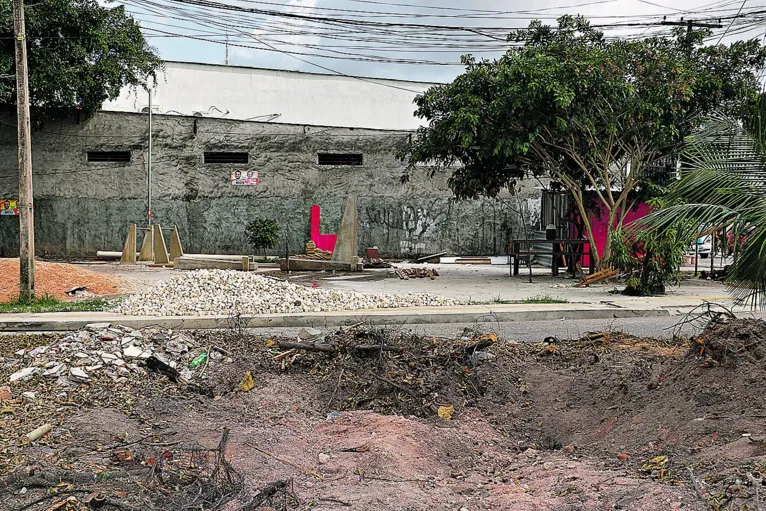 Para piorar, os serviços estão praticamente parados, já que só há um operário 