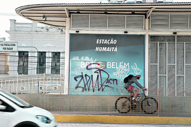 De prédios públicos a estações de ônibus, pichações estão por toda a parte em Belém