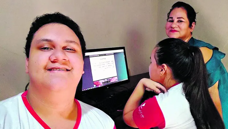 A professora de artes Aelin Santos e os filhos