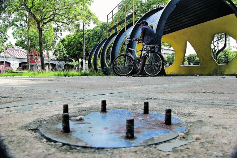 Acidentes são constantes com as pontas de ferro descobertas.