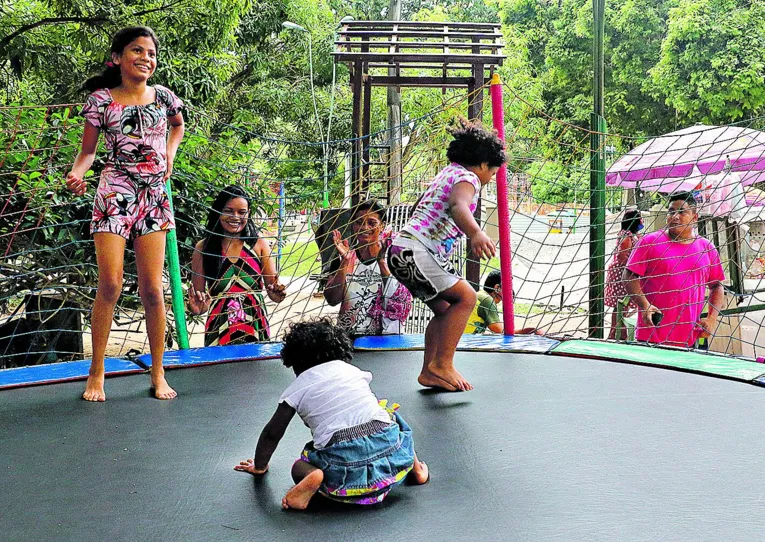 Na Praça Batista Campos, a diversão das crianças eram os brinquedos.