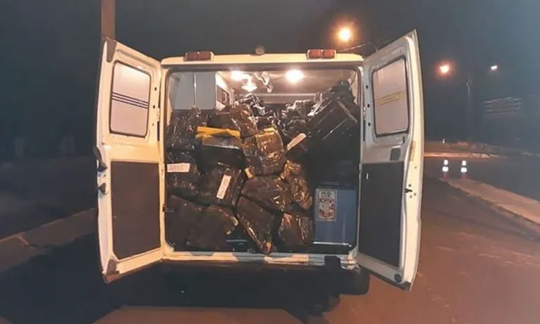 Polícia apreende 1,5 tonelada de maconha dentro de ambulância com sirene ligada